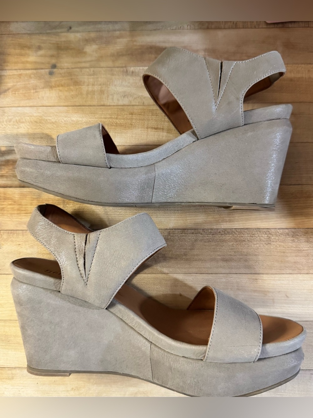 gentle souls “Juniper” Taupe Suede Slingback Wedge Sandals (9) EUC